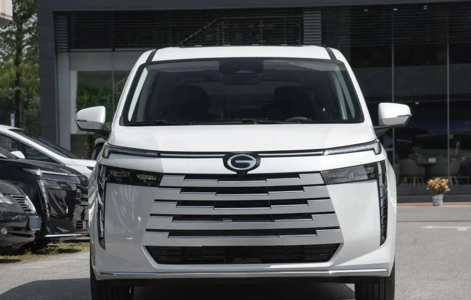 广汽传祺E8荣耀7座混动MPV厚爱上市，售价低至16.68万元！