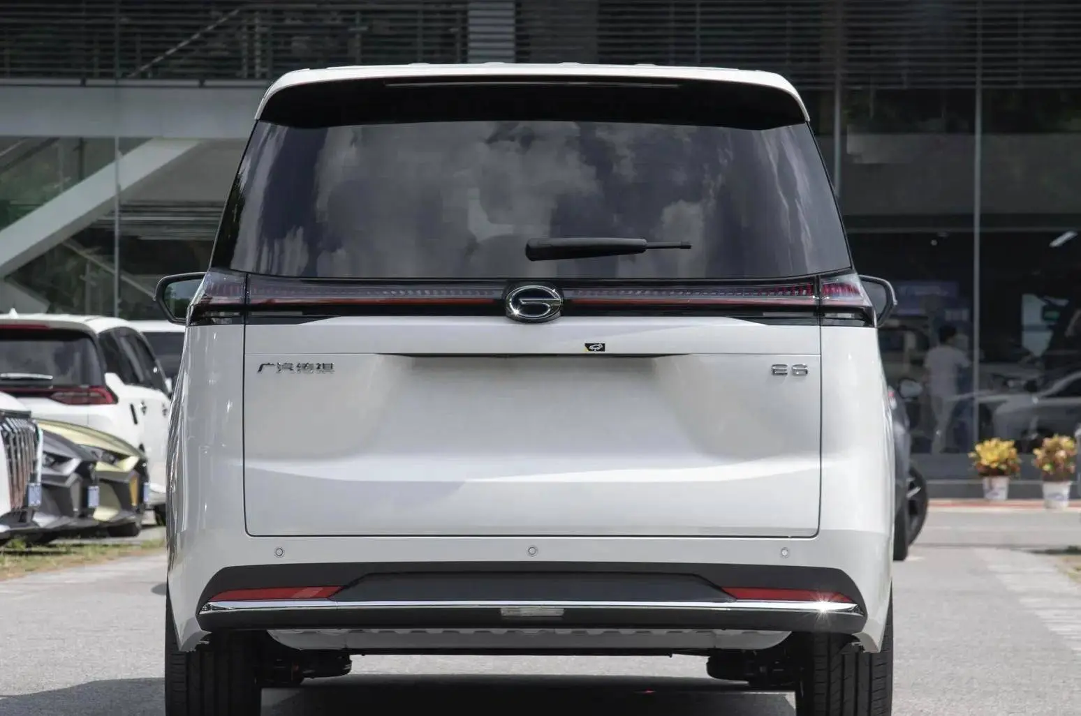 广汽传祺E8荣耀7座混动MPV厚爱上市，售价低至16.68万元！