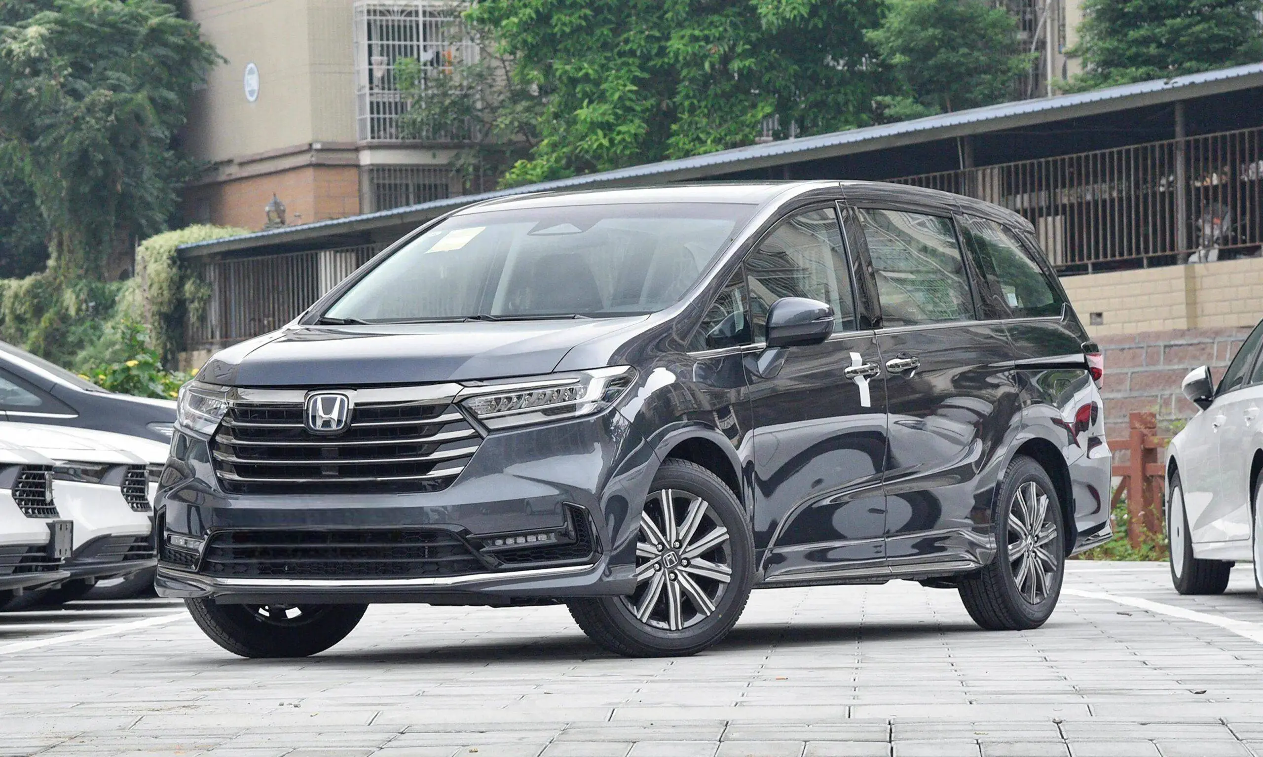 广汽传祺E8荣耀7座混动MPV厚爱上市，售价低至16.68万元！