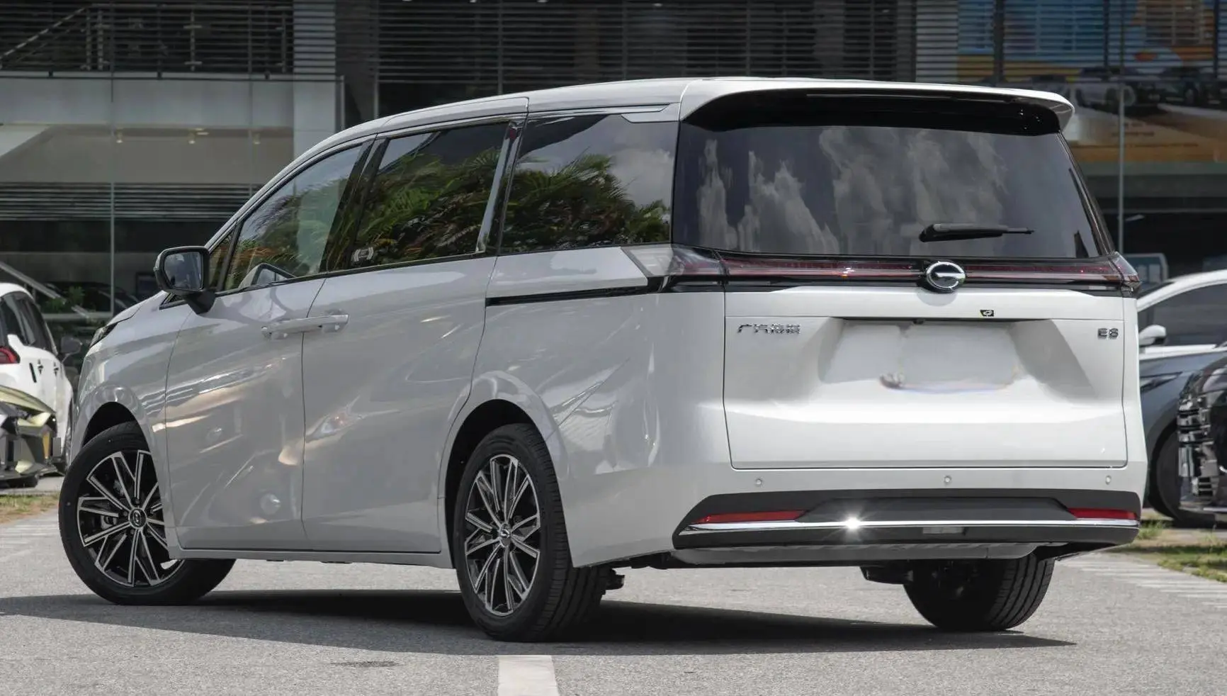 广汽传祺E8荣耀7座混动MPV厚爱上市，售价低至16.68万元！