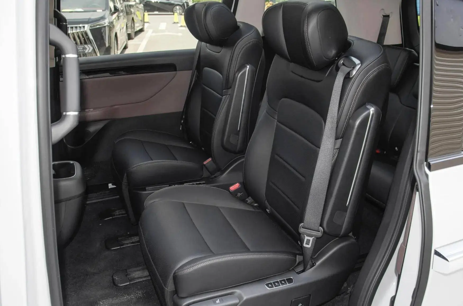 广汽传祺E8荣耀7座混动MPV厚爱上市，售价低至16.68万元！