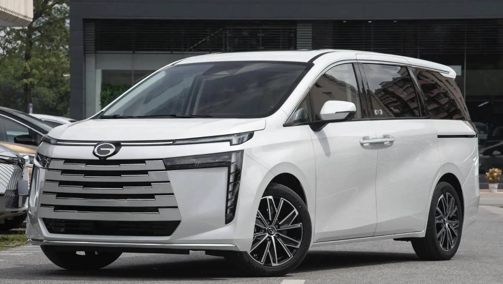 广汽传祺E8荣耀7座混动MPV厚爱上市，售价低至16.68万元！