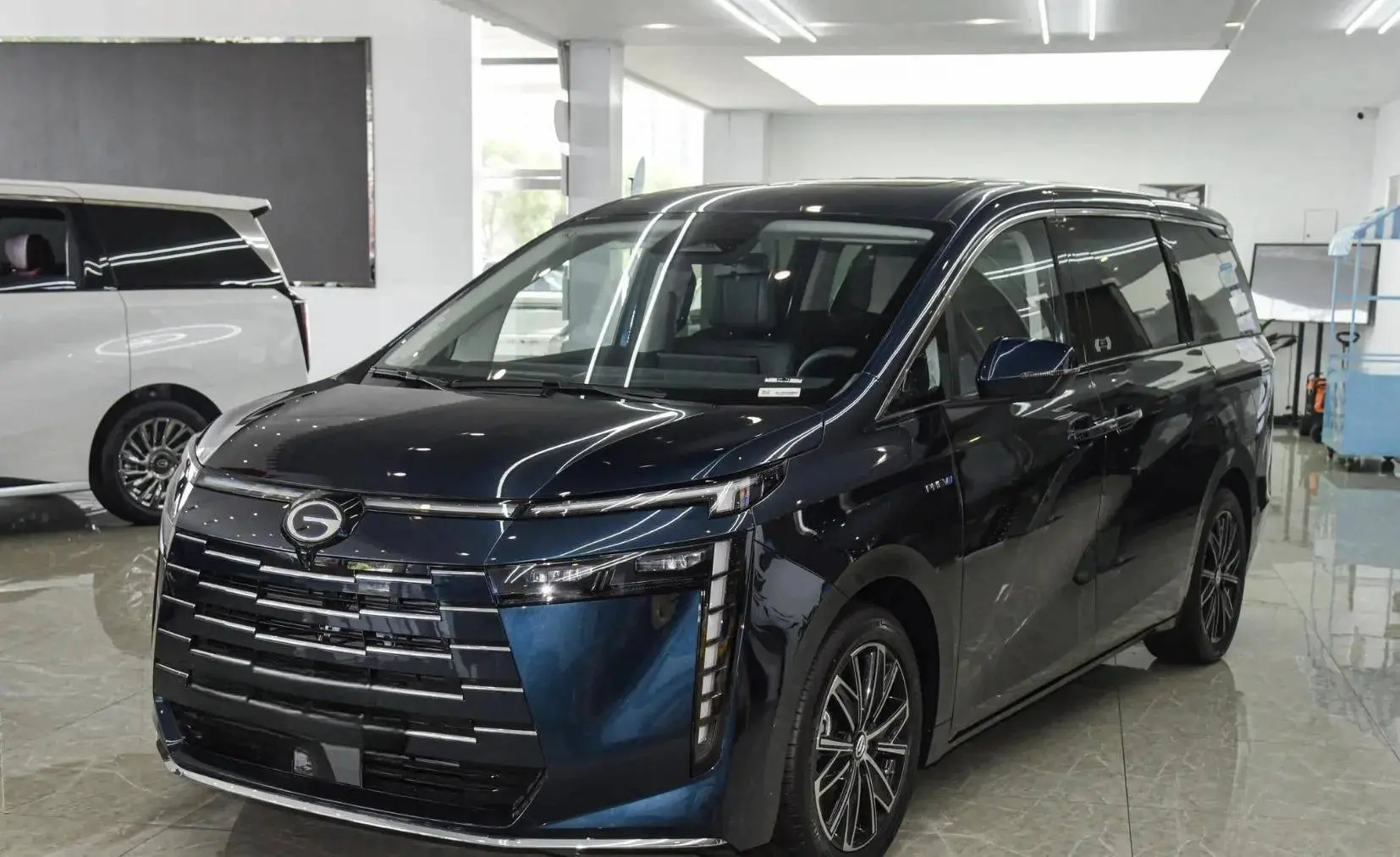 广汽传祺E8荣耀7座混动MPV厚爱上市，售价低至16.68万元！