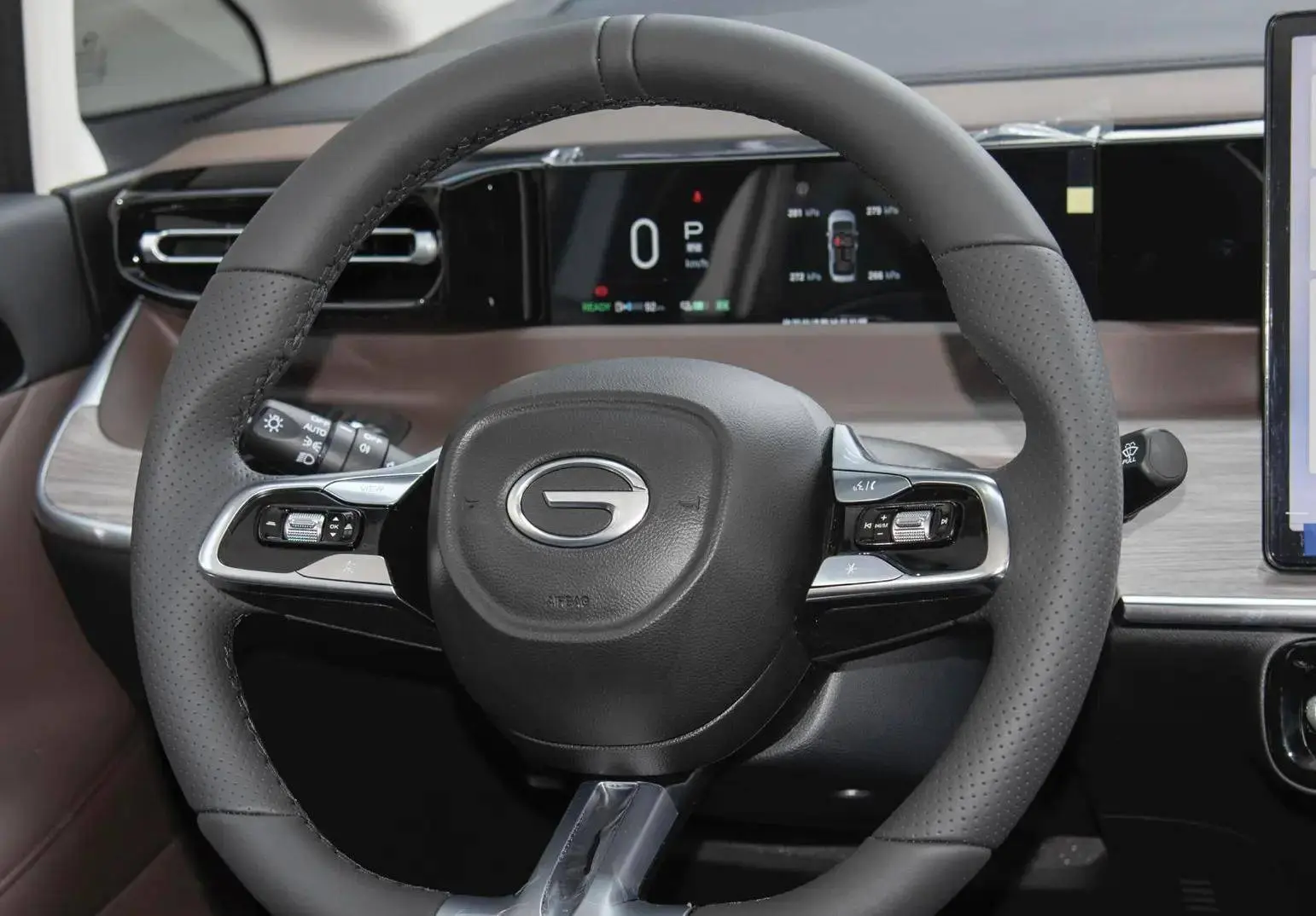 广汽传祺E8荣耀7座混动MPV厚爱上市，售价低至16.68万元！